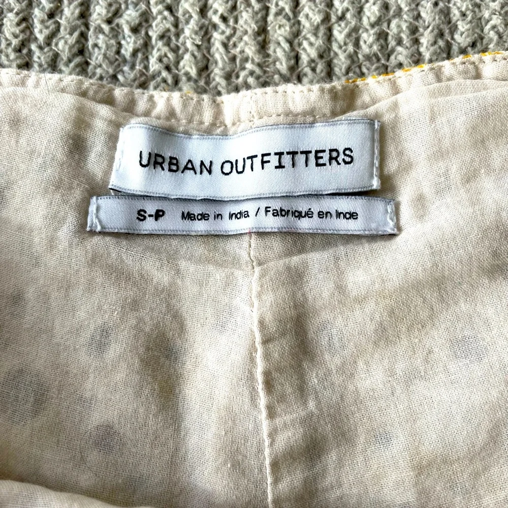 Urban Outfitters Balboa High Rise Yellow White Daisy Eyelet Shorts Size Small